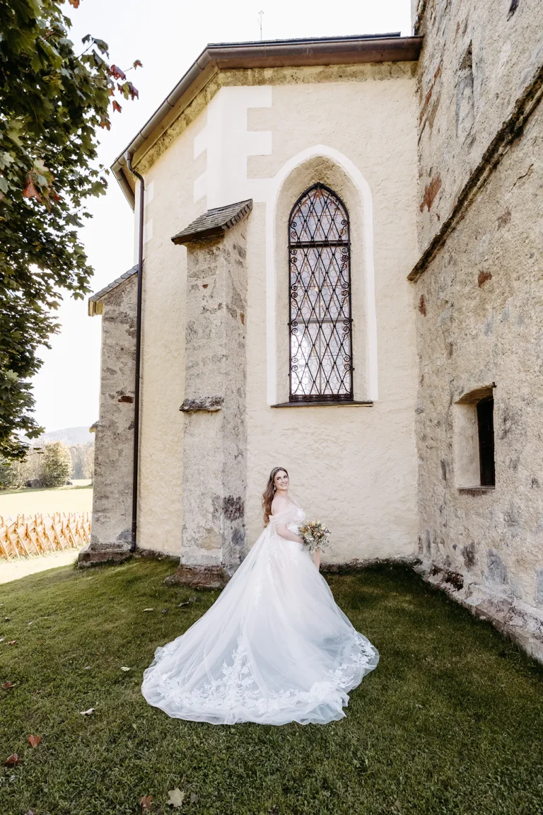 Brautkleid mit imposanter Schleppe bei einer kirchlichen Hochzeit